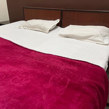 Raja Guest House -- Jalandhar Railway Station -- For Family, Couples, Travellers Ngoại thất bức ảnh