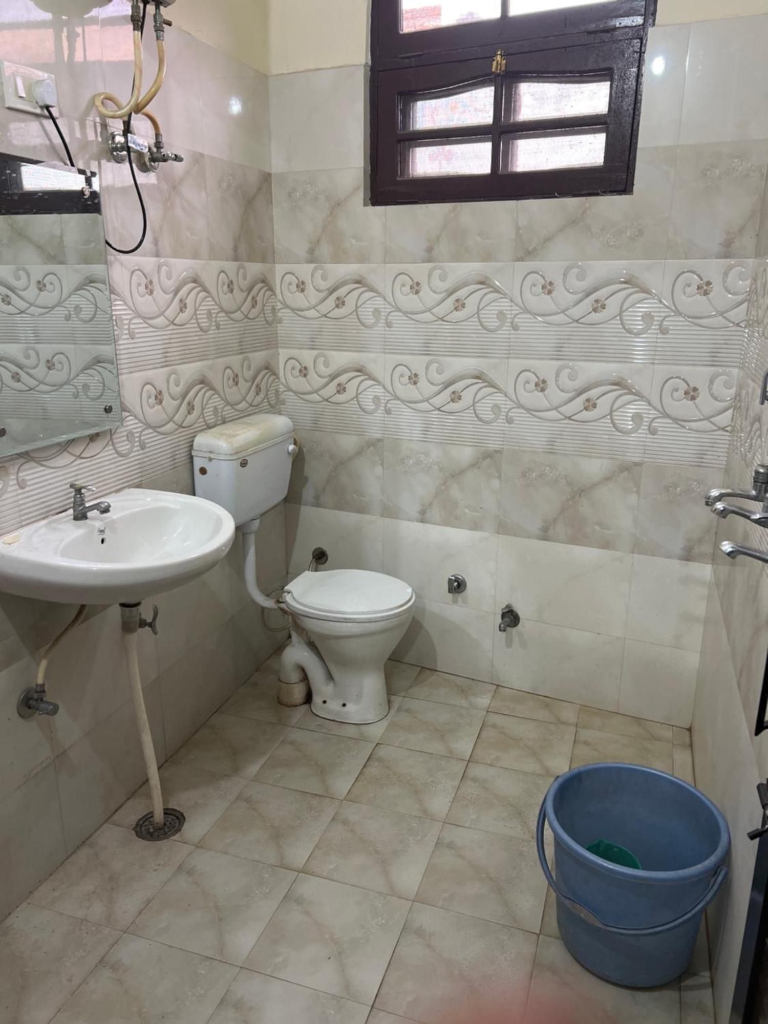 Raja Guest House -- Jalandhar Railway Station -- For Family, Couples, Travellers Ngoại thất bức ảnh