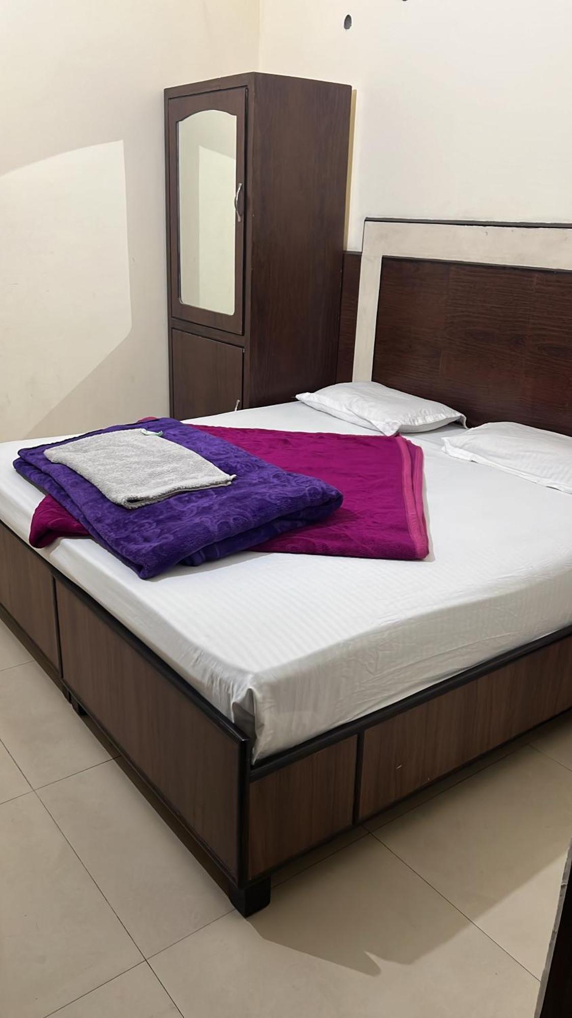 Raja Guest House -- Jalandhar Railway Station -- For Family, Couples, Travellers Ngoại thất bức ảnh