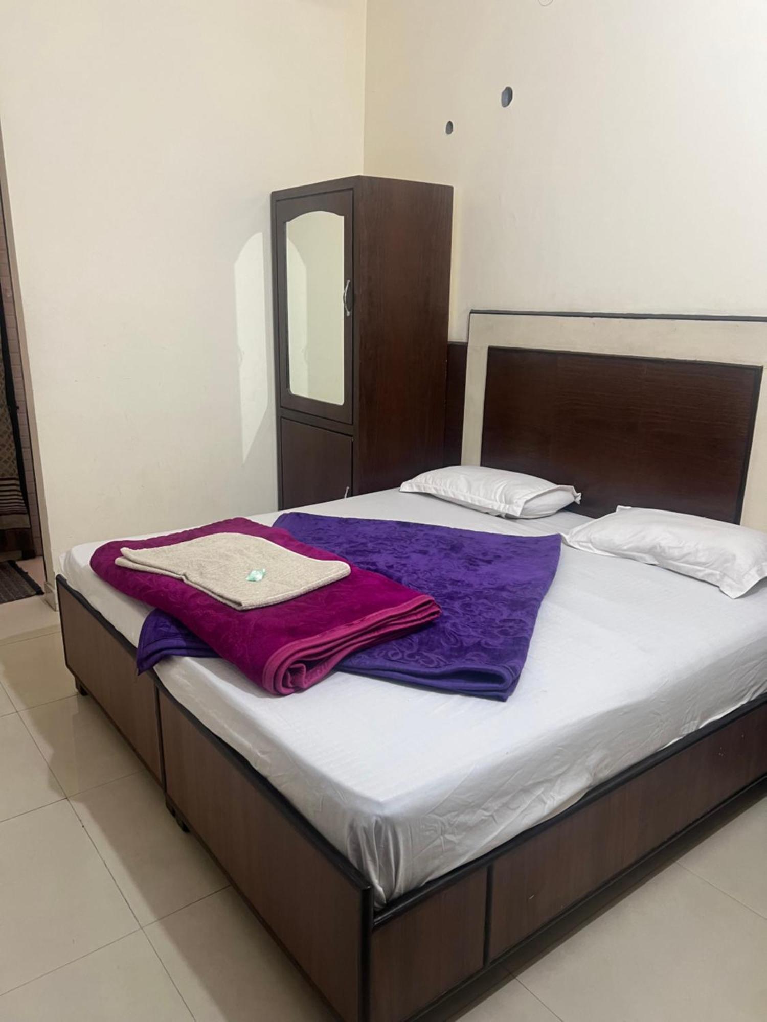 Raja Guest House -- Jalandhar Railway Station -- For Family, Couples, Travellers Ngoại thất bức ảnh