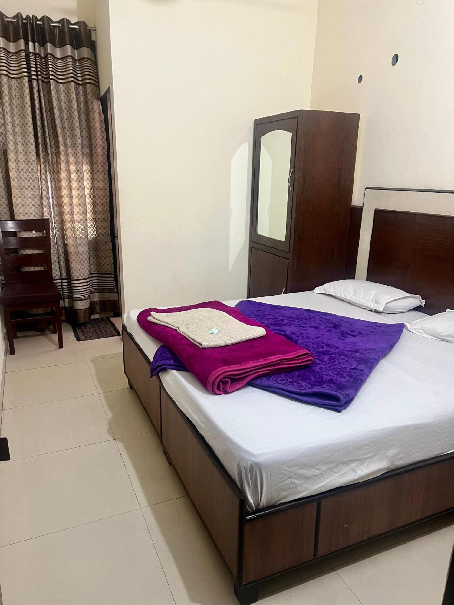 Raja Guest House -- Jalandhar Railway Station -- For Family, Couples, Travellers Ngoại thất bức ảnh